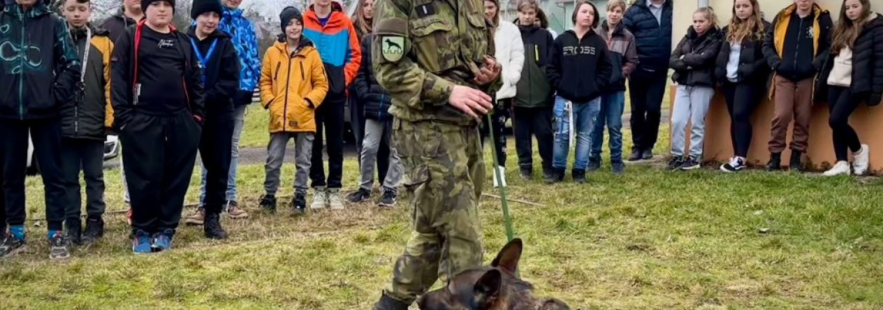 psovodi_z_centra_vojenske_kynologie_z_chotyne_si_pro_deti_pripravili_ukazky_specialne_vycvicenych_psu.jpg