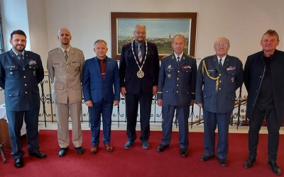 Zleva stojící: plk. gšt. Ing. Répal Ph.D., plk. gšt. Ing. Marša, místostarosta Sixta, starosta Ing. Lžíčař, genmjr. Ing. Jan Ploc, mjr. v. v. JUDr. Pešek, a člen rady města Štěpán.