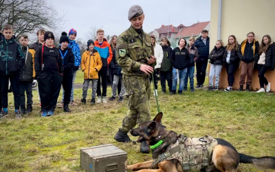 psovodi_z_centra_vojenske_kynologie_z_chotyne_si_pro_deti_pripravili_ukazky_specialne_vycvicenych_psu.jpg