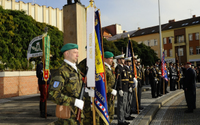 Čestné stráže s prapory
