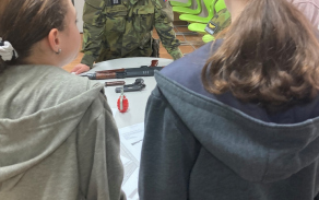 I u dívek byl zájem o výbavu vojáka a zbraně