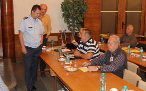 Ředitel KVV Hradec Králové plukovník Ing. Karel Filip při besedě s účastníky setkání