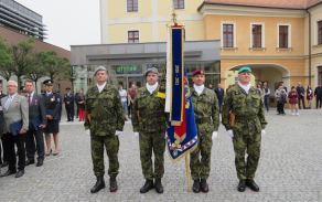 Čestná stráž s praporem a obdrženou stuhou