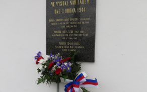 Pamětní deska na hřbitově ve Vysoké nad Labem
