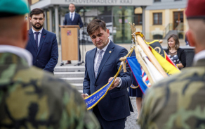 Hejtman Mgr. Martin Červíček při předání stuhy