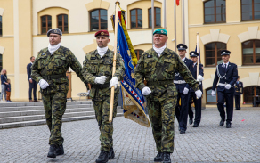 Slavnostní nástup čestné stráže KVV HK