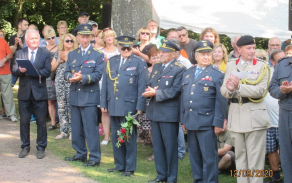 Hosté k odhalení artefaktu místostarosta Mgr. Pospíšil, genmjr. Ing. Ploc, mjr. JUDr. Pešek,  pplk. Veselý, pplk. Kolář a plk. Catmur.