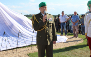 Před odhalením pomníku k přítomným promluvil plk. PhDr. Eduard STEHLÍK 