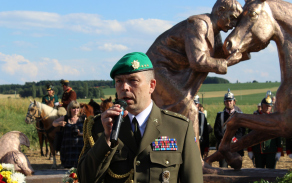 Po odhalení pomníku plk. Stehlík předal plakety za zásluhu o obnovu válečných pomníků