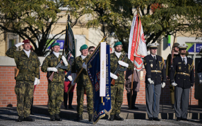 Čestné stráže s prapory