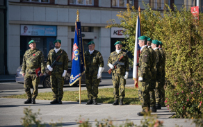Ředitel Krajského vojenského velitelství plukovník Tomáš Rak s čestnou stráží