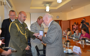 Pamětné odznaky ministra obrany předával pplk. Ing. Miloslav Báča