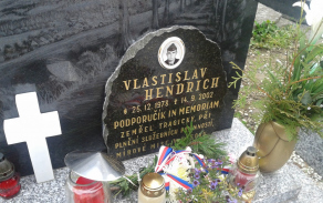 Hrob ppor. Vlastislava Hendricha v Kostelci nad Orlicí