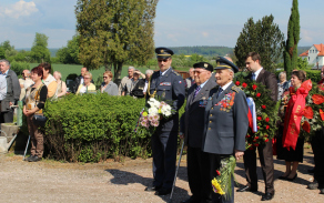 Ředitel KVV Hradec Králové společně s válečnými veterány při pietním aktu